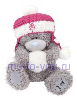 Мишка в модной вязаной шапочке со снежком в лапках, размер 23 см.